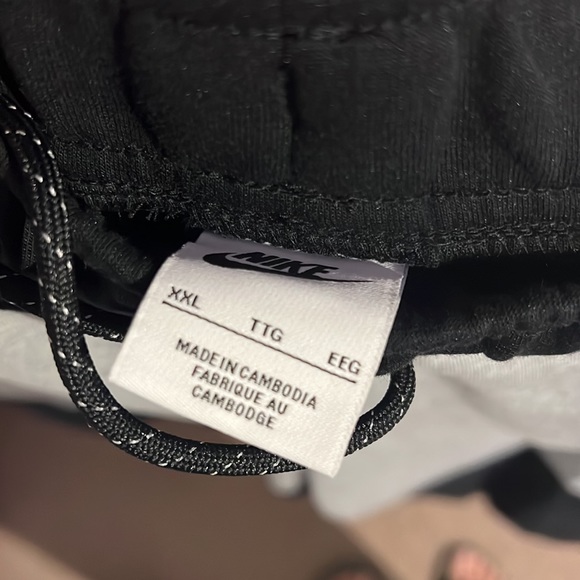 Nike Tech Fleece details are on the pics NEVER BEEN USED - Picture 4 of 4